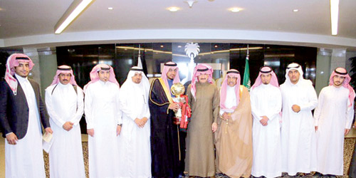  الأمير الوليد بن طلال مع إدارة الرائد