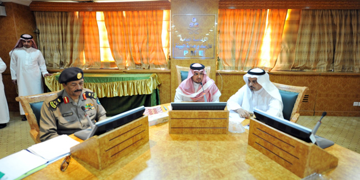  الأمير خالد بن سعود واللواء الخشام في الاجتماع