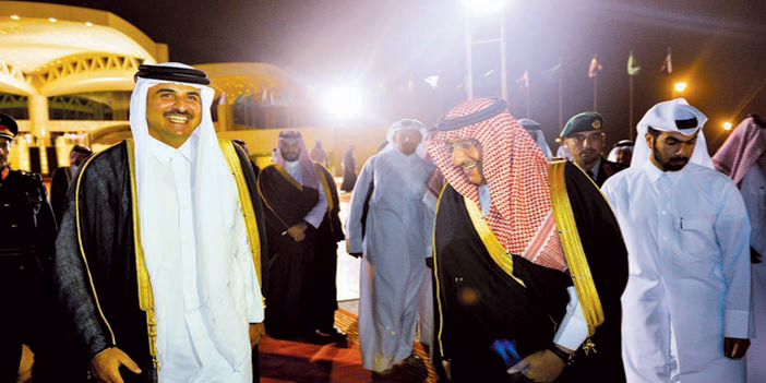  وزير الدفاع يودع أمير قطر