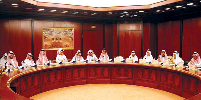  د. الصمعان خلال اجتماعه بعدد من أساتذة ودارسي المعهد