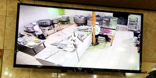  شاشة عرض في أحد المطابخ بعنيزة