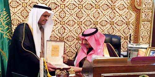  الأمير عبدالله يتسلم نسخة من الكتاب