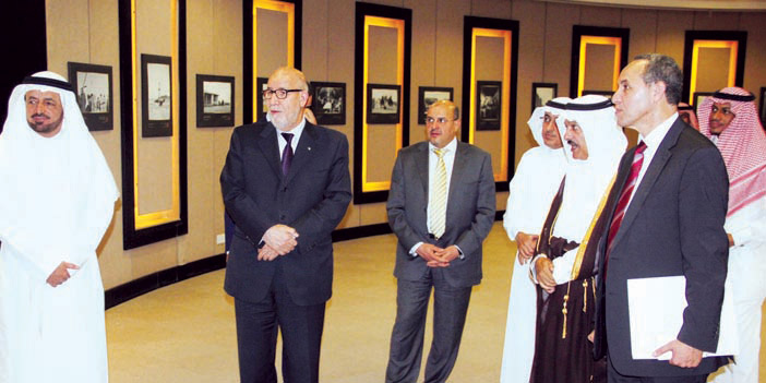  السفير الجزائري خلال زيارته مكتبة الملك عبد العزيز العامة