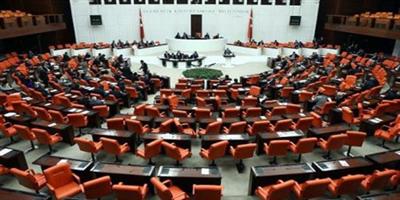 اشتباك بالايدي في البرلمان التركي يسفر عن اصابة خمسة نواب   