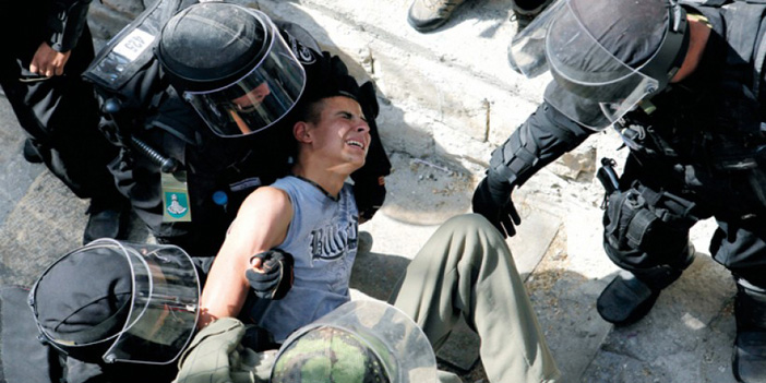  جنود من جيش الاحتلال يعتقلون شابا فلسطينيا بطريقة تعسفية