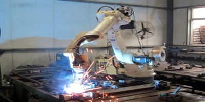 مصنعون يستبدلون العمالة البشرية بالآلات 