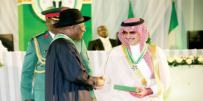  الأمير الوليد بن طلال يتسلم وسام من الرئيس النيجيري