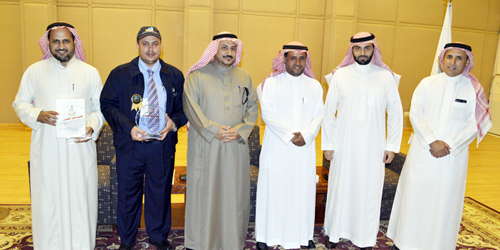  د. الغانم مع المدربين الفائزين بالجائزة