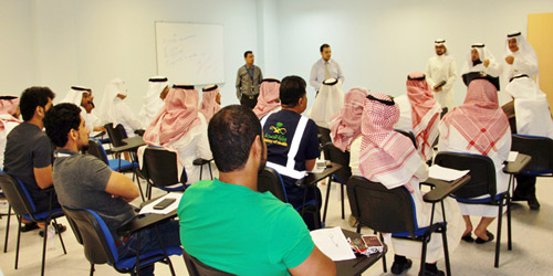  د. سدايو في إحدى قاعات التدريب بالمستشفى