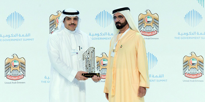  الشيخ محمد بن راشد يسلّم الجائزة لحمد آل الشيخ