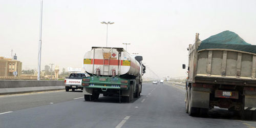 تهور قائدي الشاحنات يهدد سلامتنا ويتلف طرقاتنا.. هل من حل؟ 