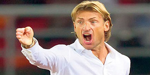 يفاوض أكثر من مدرب تحسباً لفشل المفاوضات 