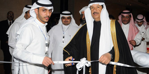  مدير الجامعة يفتتح المعرض