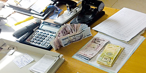  مبالغ مالية ومستندات تم ضبطها مع الوافد