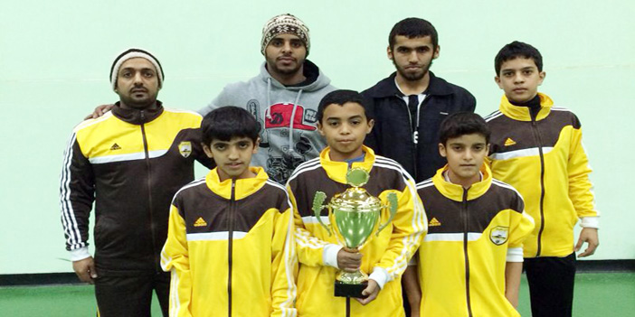  فريق طويق لتنس الأرضي مع المدرب