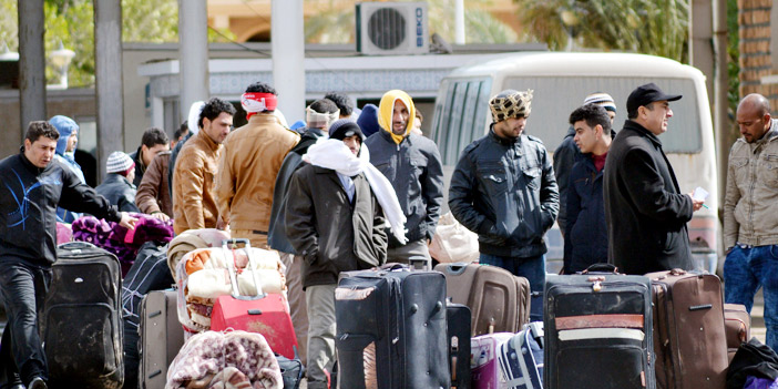  المصريون ينتظرون الخروج من العاصمة الليبية عبر الحدود التونسية