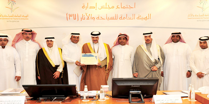 سلطان بن سلمان يسلم أول رخصة مخيم صحراوي سياحي في المملكة 