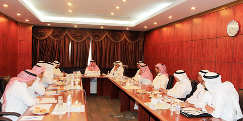  ممثلو وزارتي الخارجية والعمل خلال اجتماعهم بغرفة الرياض