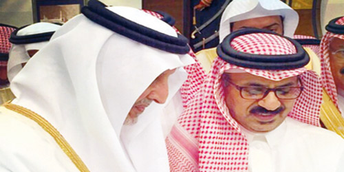  الأمير خالد الفيصل أثناء تدشينه معرض عبد الله الشاهر