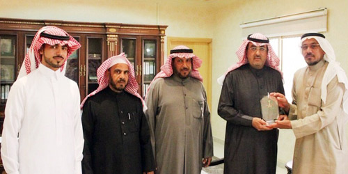  المحافظ ومدير الزراعة خلال استقبالهما لمسئولي التعداد