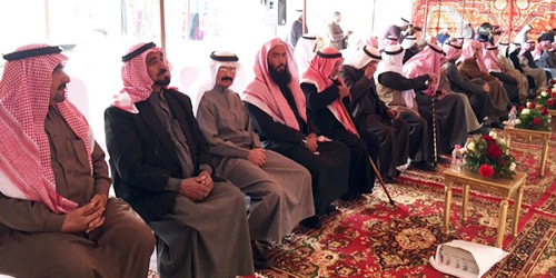  عدد من مالكي المحلات خلال الاستماع لتفاصيل تطوير المنطقة