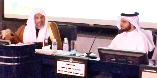  الشيخ اليحيى متحدثا خلال المحاضرة