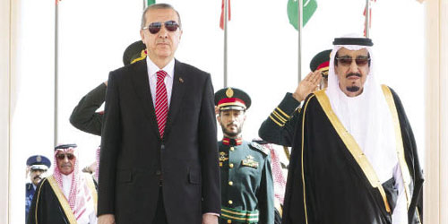  خادم الحرمين مستقبلا الرئيس التركي لدى وصوله إلى الرياض