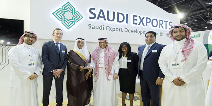  فراس أبا الخيل ونائب القنصل السعودي في دبي أثناء تكريم الصادرات السعودية