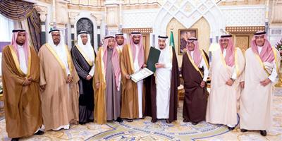 المليك يستقبل القنصل الخالدي ويقلده وسام الملك عبدالعزيز من الدرجة الثالثة 