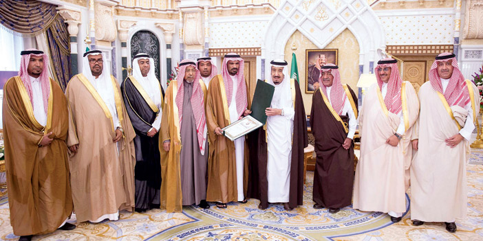 المليك يستقبل القنصل الخالدي ويقلده وسام الملك عبدالعزيز من الدرجة الثالثة 