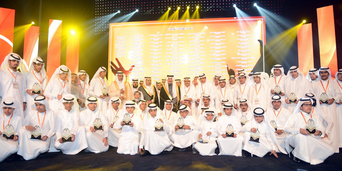  الفائزون بجوائز الحويزي مع الأمير فيصل بن خالد