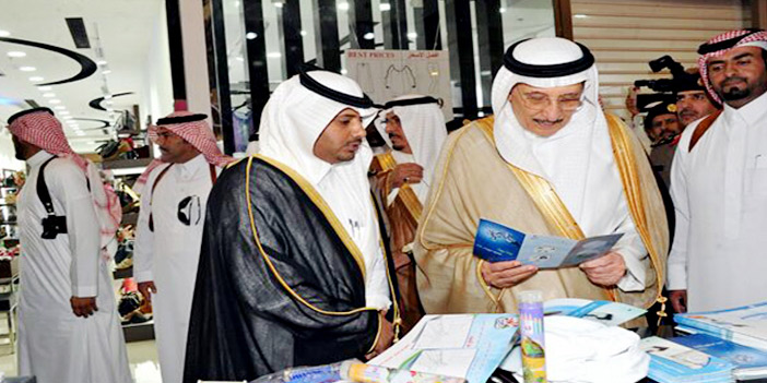  الأمير محمد بن ناصر لدى زيارة المعرض