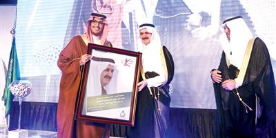 الأمير أحمد بن فهد بن سلمان رعى جائزة «إنسان» للتميز.. وكرّم 665 متفوقاً دراسياً من أبنائها 