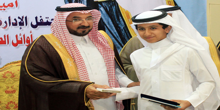  وكيل إمارة الباحة يكرم أحد الطلبة