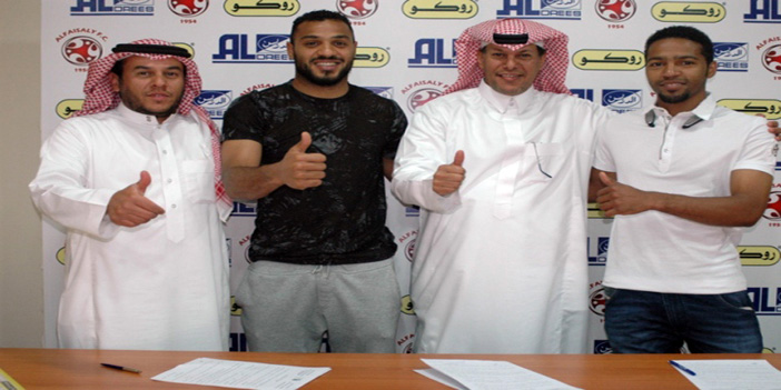  محمد سالم وعمر عبدالعزيز بعد التوقيع