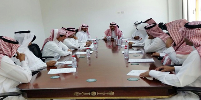  الماضي مترئساً الاجتماع الدوري للمجلس المحلي