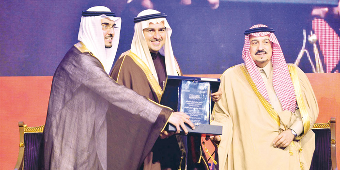 أمير الرياض خلال تسليم درع التكريم لفهد الثنيان لجهوده في دعم شباب الأعمال بالرياض