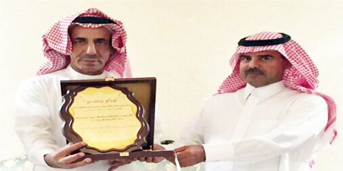  رئيس مركز علقة مقدماً درعاً تذكارياً لرئيس بلدية الزلفي