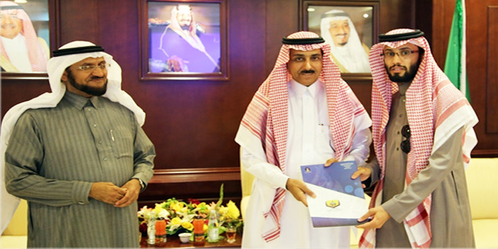  الدكتور البراهيم خلال تسليم العقود البحثية