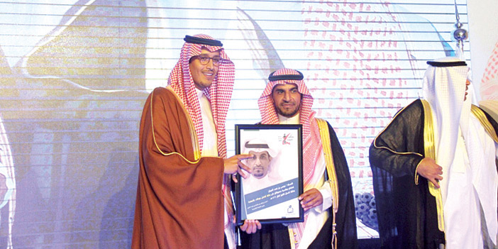  سموه يكرِّم العيباني