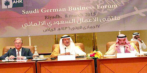 عبدالعزيز بن سلمان خلال مشاركته في جلسات ملتقى الأعمال أمس