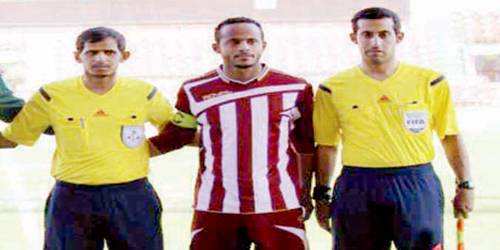  علاء مسرحي يتوسط حكام إحدى مباريات فريقه