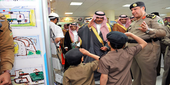  الأمير مشاري بن سعود يتلقى التحية من بعض الأطفال