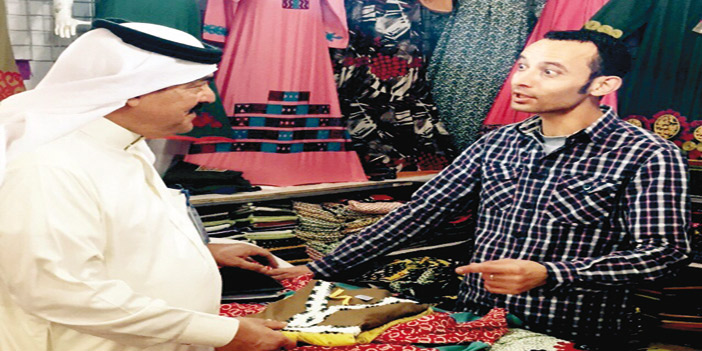  عمالة غير سعودية تعرض منتجات مستوردة من الخارج