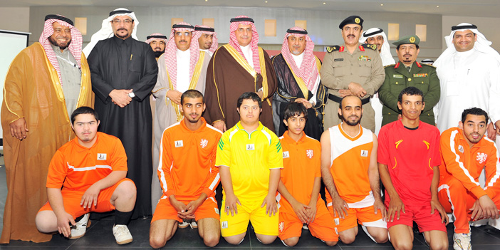  آل الشيخ في صورة جماعية مع مديري الأندية وعدد من الحضور
