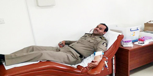  المقدم فهد نايف أثناء تبرعه بالدم