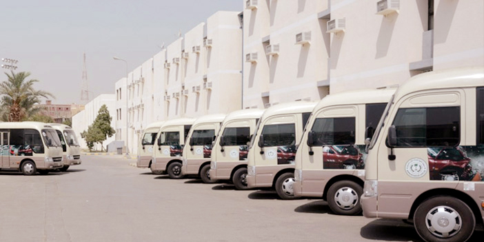  السيارات كما بدت تحمل الشعارات التوعوية