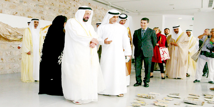  الدكتور سلطان بن محمد القاسمي أثناء اطلاعه على محتويات المعرض