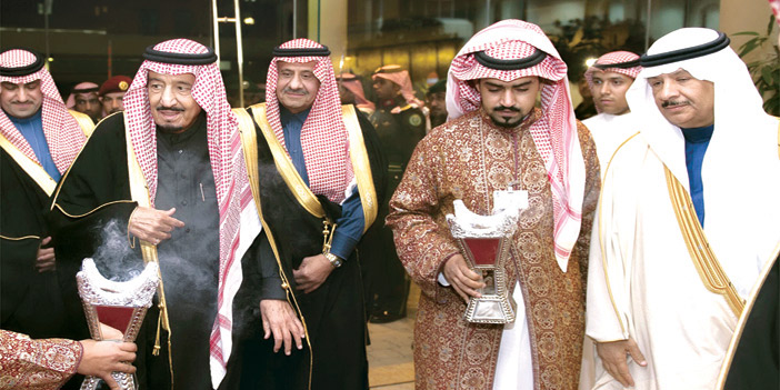  الملك وبجانبه د. خالد الحمودي في مناسبة سابقة