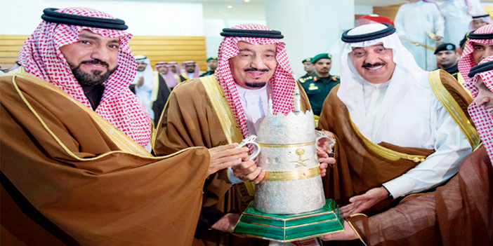  الملك يتوج الأمير متعب وتركي بكأس المؤسس
